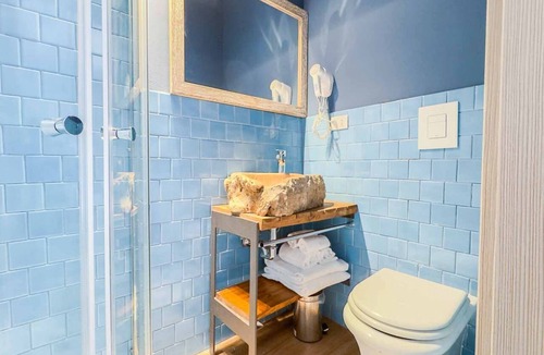 Manarola House | In the authentic heart of Manarola, in its most peaceful and panoramic area, Terre Marine Rooms welcomes guests into an intimate and relaxing atmosphere, where the charm of the Cinque Terre meets modern comfort.The Blue Room is a refined double room, ins