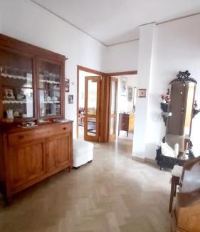 Isolotto House | JF Yellow Room - ideal location away from the crowds and close to the tramline stop - only female guests or couples