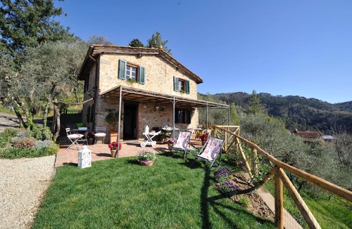 Villabuona Villa | L'Oliveta: typical Tuscan farmhouse with a view of Lucca. Private garden and parking lot