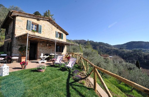 Villabuona Villa | L'Oliveta: typical Tuscan farmhouse with a view of Lucca. Private garden and parking lot