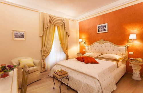Duomo Apartment | La Culla di Dante Luxury Apartment in front of the Duomo (sleeps 6)