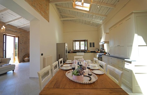 Licciana Nardi Villa | * LAST MINUTE * VILLA VITTORIA (sleeps 8), by Villas & Retreats: Pool, A/C, Wi-Fi, BBQ