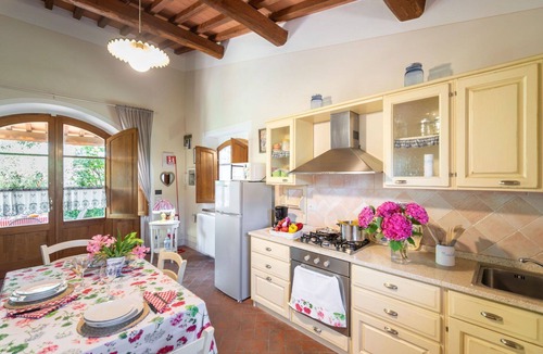Gaiole in Chianti House | Lovely apartment in villa for 2 guests with pool, A/C, WIFI, TV and pets allowed