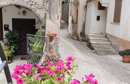 Formia Apartment | Lovely apartment for 5 people with WIFI, A/C and pets allowed