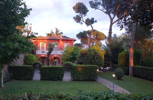 Zona III Marcigliana Villa | Luxury holiday villa rental 8km from Rome centre aircon/pool/bbq/garden/services