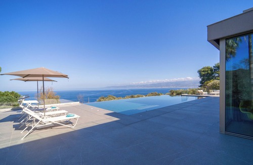 Milazzo Villa | Luxury, infinity pool, sauna, seaview, movie theater, bar, park
