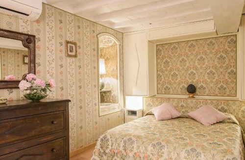 Rione II Trevi Apartment | Luxury Suite with Direct Trevi Fountain View Romantic Stay