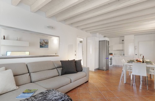 Lugana Apartment | Magnolia House: Sirmione Apt for 4 with Shared Pool, Sirmione, Italy