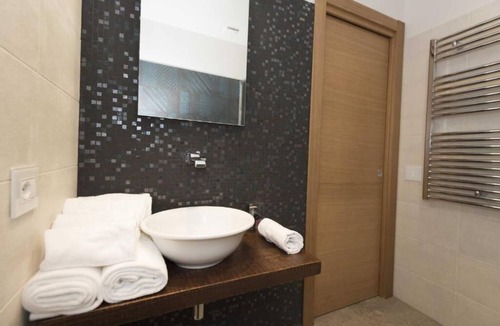 Cori Hostel | Magnum Queen Room with Garden View