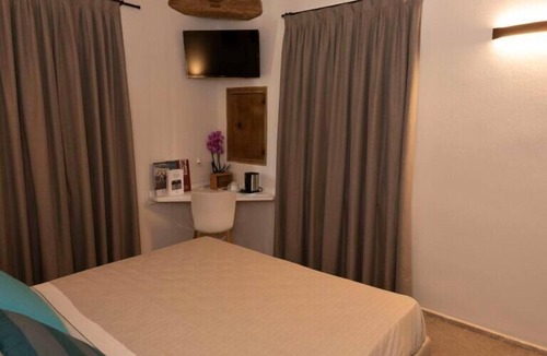 Cori Hostel | Magnum Queen Room with Garden View