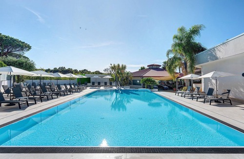 Laura Apartment | Marina Living Rooms – Basic Triple Room with Shared Pool, Wi-Fi & Air Conditioning