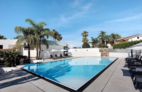 Laura Apartment | Marina Living Rooms – Economy Double Room with Shared Pool, Wi-Fi and Air Conditioning