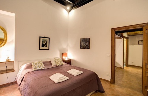 Rione V Ponte Apartment | Navona Flowers