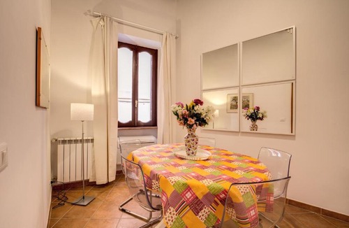 Rione V Ponte Apartment | Navona Flowers