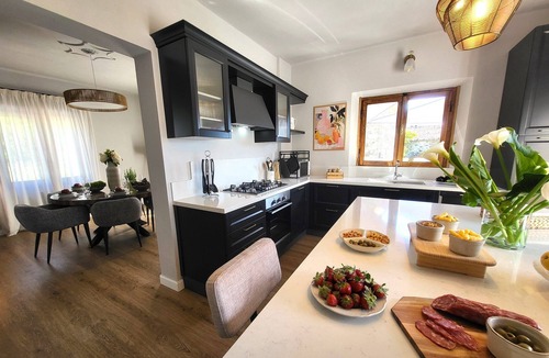 Camporgiano Villa | New! Stylish Tuscany Cottage with Annexe. Private Infinity Pool, Mountain Views