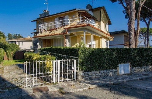 Marina di Castagneto Carducci Apartment | Nice apartment for 6 guests with A/C, WIFI, TV, balcony and pets allowed