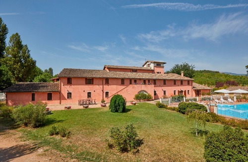 San Brizio Apartment | Nice apartment for 4 people with pool, WIFI, TV, balcony and pets allowed, close to Spoleto