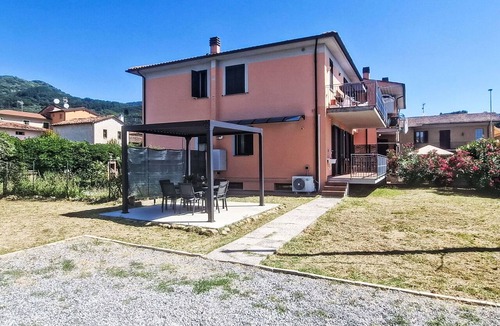 Collodi Apartment | Nice apartment for 6 guests with A/C, TV, patio and pets allowed