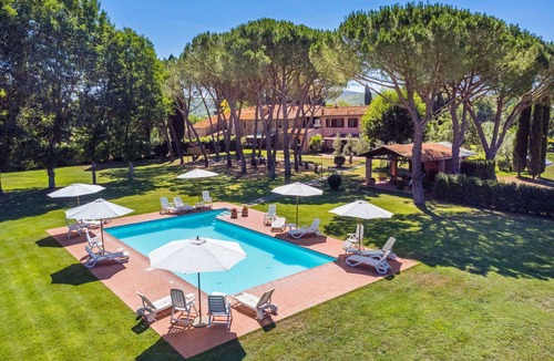 Suvereto Villa | Nice apartment in villa for 3 guests with WIFI, pool, A/C, TV and terrace