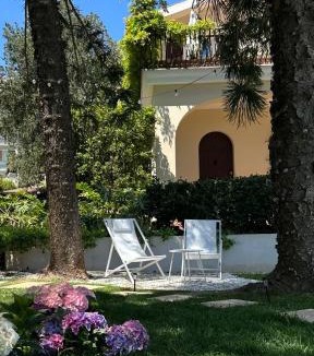 Grottasanta Apartment | Numeroquattro- Light blue appartamento in Villa con giardino e piscina