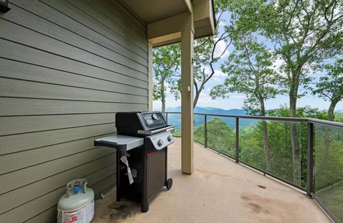 Banner Elk House | Panoramic Views at 4700' -Hot Tub, Fire Pit, Games