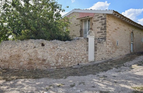 Chiaramonte Gulfi Villa | Private Villa with hot tub, A/C, WIFI, private pool, TV, terrace, pets allowed, panoramic view