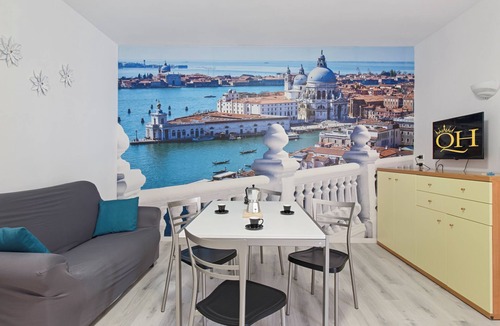 Favaro Veneto Apartment | Queen Home Luna - One Bedroom Apartment, Sleeps 5
