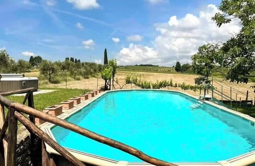 Ponte di Gabbiano House | Restored barn with views of Siena countryside