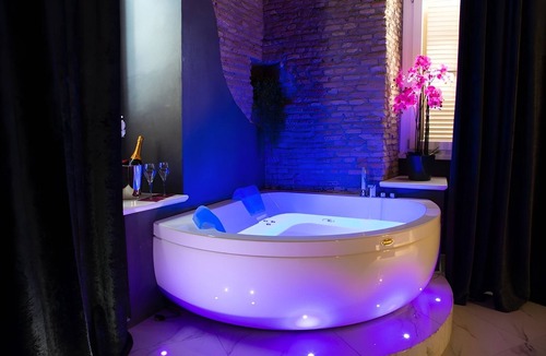 Rione III Colonna Hotel | Rhoma Luxury suite with jacuzzi tub SPECIAL OFFER HELLOWEEN