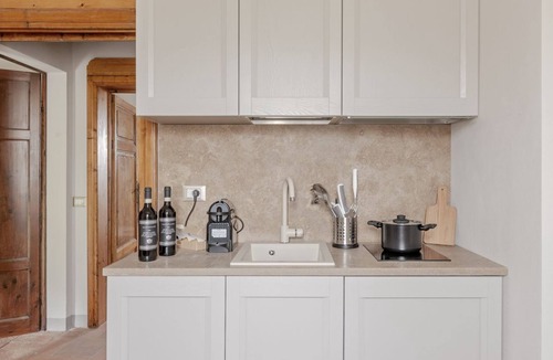 Pontasserchio Apartment | RINOCERONTE: Relax and enjoy this simple yet elegant apartment, equipped with all the comforts: PRIVATE parking, FULL HD TV, AIR CONDITIONING, and a fully equipped bathroom with a walk-in shower. All of this just 10 minutes from Pisa and 25 minutes from