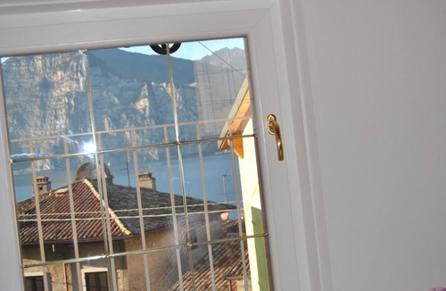 Cassone House | ROMANTIC 2-BEDROOM COTTAGE (both with double beds) near the beach, with garage, TV, and bicycles.