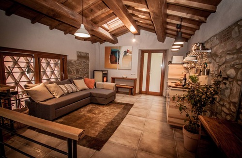 Barga House | Romantic newly renovated barn private pool and a trout river, 5 mins to Barga