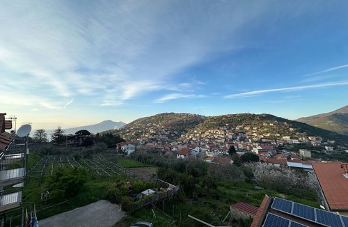 Piazza-Tralia-Pendolo Apartment | Room 'Pompei Con Vista Vesuvio' with Mountain View, Wi-Fi and Air Conditioning