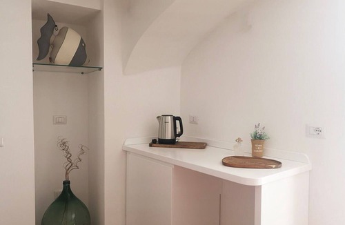 Ponza Apartment | Room 'Villa Le Palette - Gerani' with Sea View, Wi-Fi and Air Conditioning