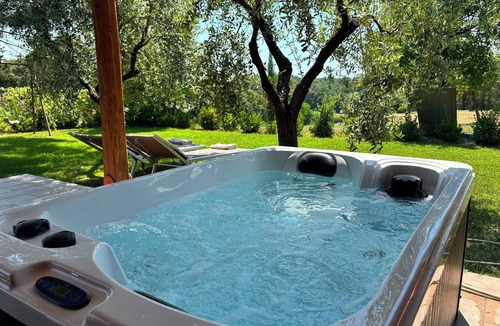 Pontedera Other | Room with a kitchenette and a hot tub on the veranda; garden with lounge chairs