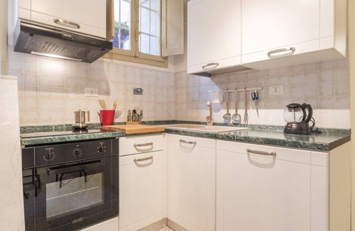 Rione VI Parione Apartment | Spacious and comfortable apartment located on the first floor of a characteristic period building, in an elegant setting in the historic centre, overlooking Via del Pellegrino and Via Arco Di Santa Margherita.One bedroom apartment of 80 m2 located on the