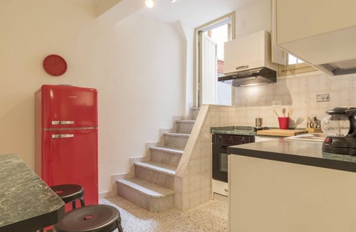 Rione VI Parione Apartment | Spacious and comfortable apartment located on the first floor of a characteristic period building, in an elegant setting in the historic centre, overlooking Via del Pellegrino and Via Arco Di Santa Margherita.One bedroom apartment of 80 m2 located on the