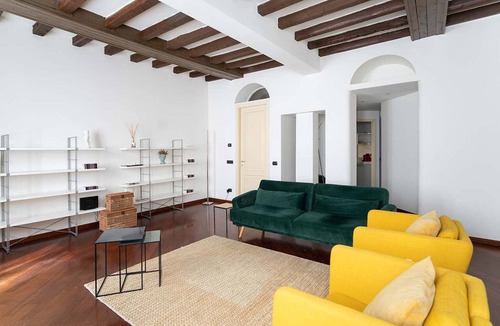 Central Station Apartment | Spacious flat w/wooden beams - Porta Venezia