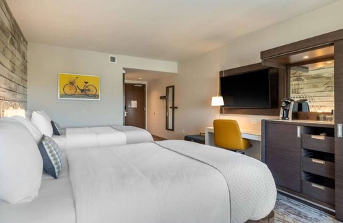 Charleston Hotel | Steps From Historic District | Free Shuttle & Pool