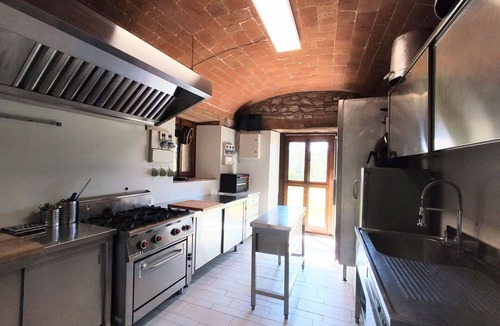 Monte Castello di Vibio Villa | Stunning private villa with WIFI, private pool, hot tub, TV, pets allowed and panoramic view