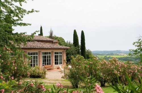 Ponte di Gabbiano Villa | Stunning villa of 200 sqm located on two levels, can accommodate up to 6 people. The property includes a private garden surrounded by olive trees, perfect for relaxing and organizing bike or horse rides in the quiet countryside of Castelnuovo Berardenga.