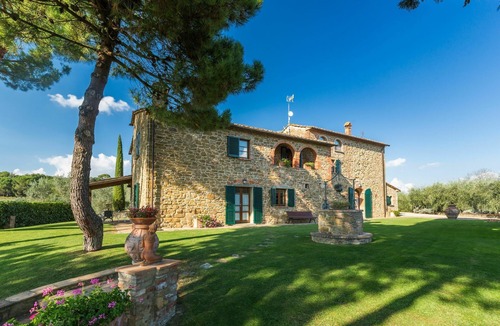 Lucignano Villa | Stunning private villa for 15 people with WIFI, private pool, TV, veranda and panoramic view