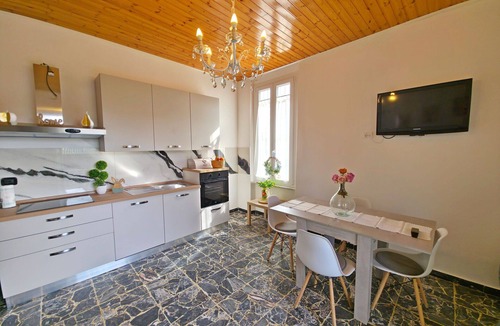 Ronchi Villa | Stunning villa for 5 guests with WIFI, TV, terrace and pets allowed, close to Forte Dei Marmi
