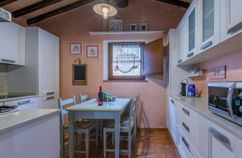 Monteroni d'Arbia House | Stunning villa for 4 people with pool, WIFI, A/C, TV, patio, pets allowed and panoramic view