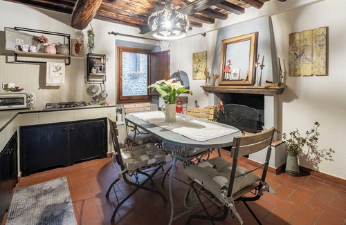 Collodi House | Stunning villa for 6 people with WIFI, TV, veranda and pets allowed, close to Lucca