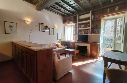 Rione II Trevi Apartment | Sunny Trevi house with cute terrace and A/C !