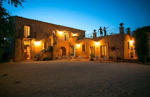 Syracuse House | Surrounded by a lush citrus grove, strategic location for tours in Sicily!