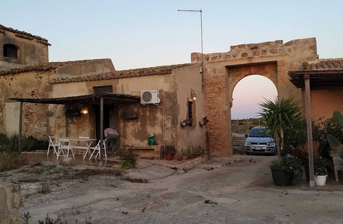 Syracuse House | The 1800s nest house within the Vendicari reserve