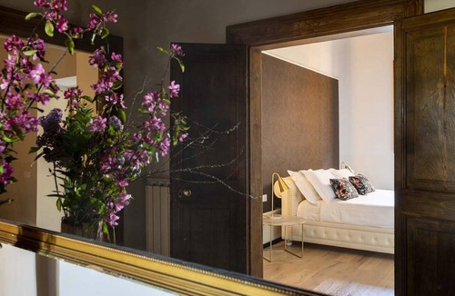 Navona Apartment | The Baullari II apartment is located in Via dei Baullari, between Piazza Navona and Campo de' Fiori, two world-famous squares, and consists of 4 large bedrooms and can accommodate up to 8 people.