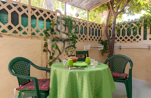 Vada Apartment | ‘The Green Artists’ Room’ with Private Garden and Wi-Fi